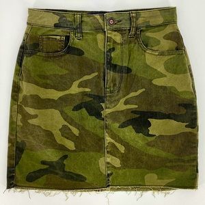 HOLLISTER-Size 0/24-Ultra High-Rise Camo Mini Skirt, Raw, Distressed Hem